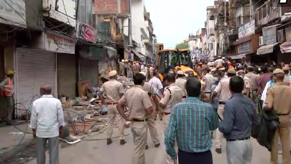 A four storey building collapsed in the Delhis Sabzi Mandi area, 3 have been rescued till now