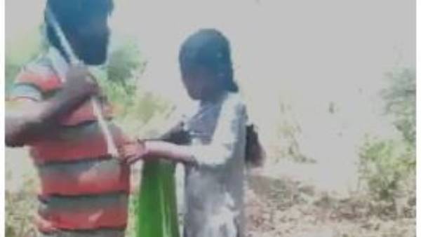 యువతిని బెదిరిస్తూ, కొడుతూ .. వీడియో తీయించి మరీ పైశాచికత్వం .. వీడియో వైరల్ , కేసు నమోదు యువతిని బెదిరిస్తూ, కొడుతూ .. వీడియో తీయించి మరీ పైశాచికత్వం .. వీడియో వైరల్ , కేసు నమోదు