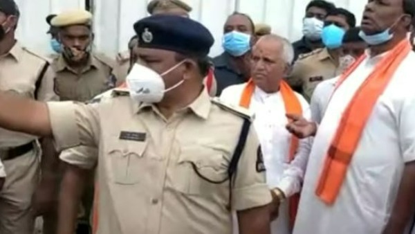 హిందూ సంఘాల నిరసనతో ఉద్రిక్తత...
