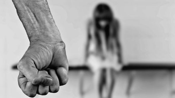 గొడ్ల చావిడిలో బాలికపై సామూహిక అత్యాచారం గొడ్ల చావిడిలో బాలికపై సామూహిక అత్యాచారం