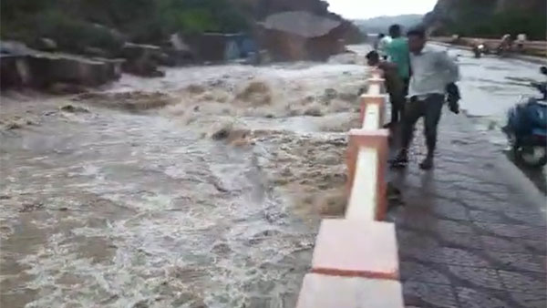 కదిరి-పులివెందుల రహదారిపై కదిరి-పులివెందుల రహదారిపై