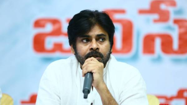 సోషల్ మీడియా వేదికగా వార్ .. వైసీపీ గ్రామ సింహాలు అంటూ టార్గెట్ చేస్తున్న పవన్ సోషల్ మీడియా వేదికగా వార్ .. వైసీపీ గ్రామ సింహాలు అంటూ టార్గెట్ చేస్తున్న పవన్