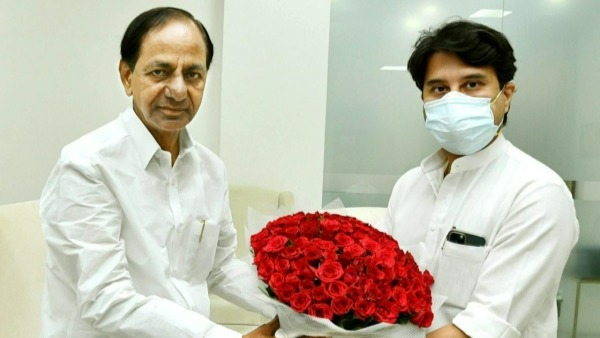 కేంద్రమంత్రి సింధియాను విందుకు ఆహ్వానించిన కేసీఆర్