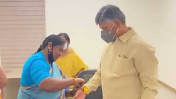  చంద్రబాబుకు కాంగ్రెస్ ఎమ్మెల్యేల పాదాభివందనాలా..