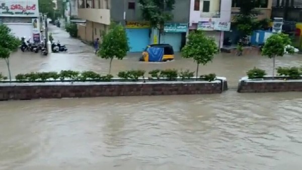 జల దిగ్బంధంలో సిరిసిల్ల.. మంత్రి కేటీఆర్ సమీక్ష