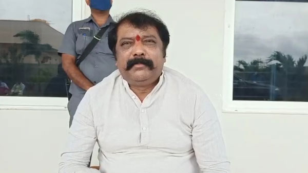 ఇసుక ట్రాక్టర్లు వదిలెయ్యాలని మంత్రి జయరాం హుకుం 