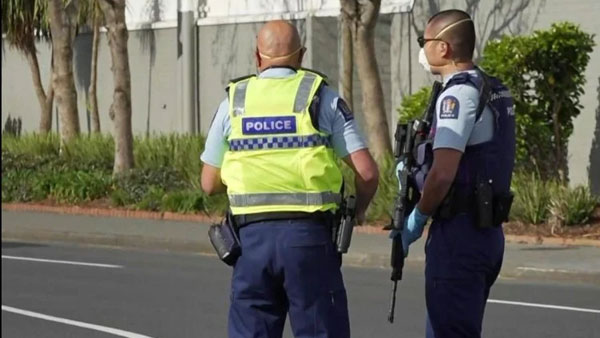 సందర్శకులతో నిండివున్న సూపర్ మార్కెట్‌లో