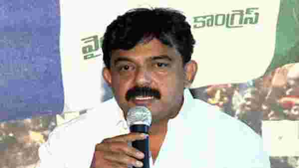 కేసీఆర్-మోదీ గురించి మాట్లాడాలంటే గజగజ