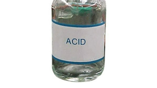 పెళ్లి కొడుకు మీద యాసిడ్ దాడి పెళ్లి కొడుకు మీద యాసిడ్ దాడి