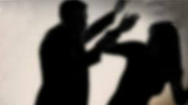 కుర్రాల్లాతో నవ్వుతూ మాట్లాడుతున్న భార్య కుర్రాల్లాతో నవ్వుతూ మాట్లాడుతున్న భార్య