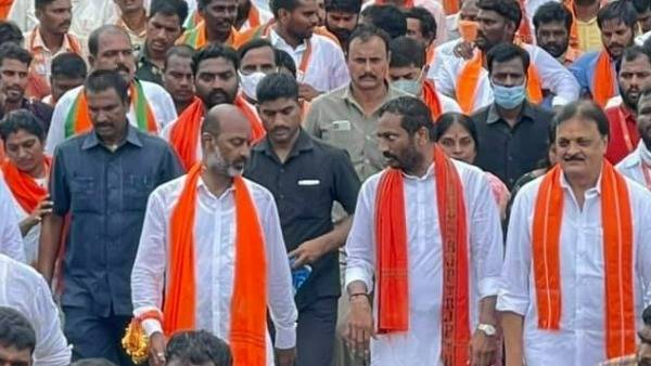 కేసీఆర్.. రైతులకు ఇచ్చిన హామీలు నిలబెట్టుకోండి: బండి సంజయ్ కేసీఆర్.. రైతులకు ఇచ్చిన హామీలు నిలబెట్టుకోండి: బండి సంజయ్
