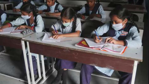 ప్రైవేట్ స్కూళ్లు ఆన్‌లైన్‌కే ప్రాధాన్యం..