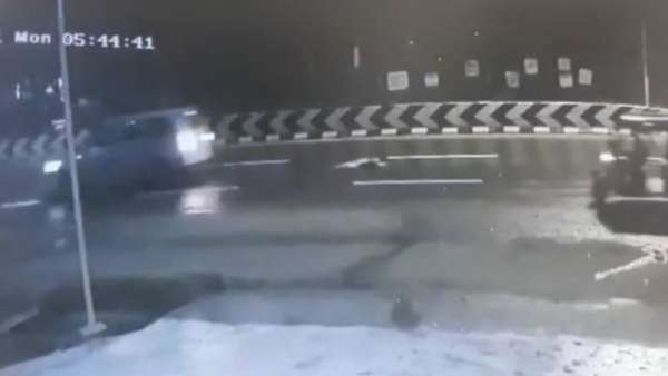 కారులో నుంచి ఎగిరి కిందపడిన మహిళ శవం