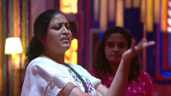 కాజల్ - విశ్వ మాటల యుద్దం కాజల్ - విశ్వ మాటల యుద్దం