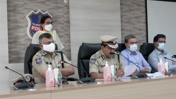 లొంగిపోయిన మావోయిస్టు శారదక్క : లొంగిపోయిన మావోయిస్టు శారదక్క :