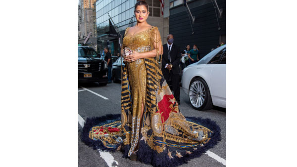 సినీ ప్రముఖులను మించిపోయేలా అకర్షిస్తూ