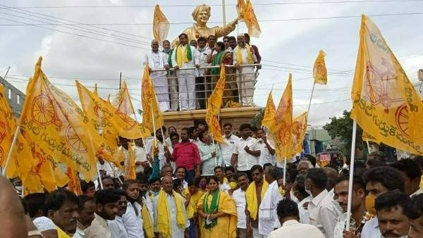 రాయలసీమ వ్యాప్తంగా అన్ని చోట్లా కొనసాగుతున్న ఆందోళనలు 