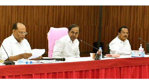 కరోనా పరిస్థితులపై కేసీఆర్ సమీక్ష.. టీకాలు వేగవంతం చేయాలని ఆదేశం కరోనా పరిస్థితులపై కేసీఆర్ సమీక్ష.. టీకాలు వేగవంతం చేయాలని ఆదేశం