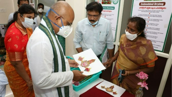 పుష్పాలతో దేవుడి చిత్రపటాలు పుష్పాలతో దేవుడి చిత్రపటాలు