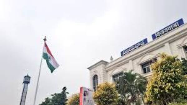 రైల్వే కాలనీ సైతం అమ్మకానికి రైల్వే కాలనీ సైతం అమ్మకానికి