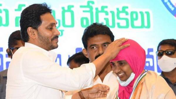 అధికారులు అవినీతి చేస్తుంటే వాలంటీర్లు... అధికారులు అవినీతి చేస్తుంటే వాలంటీర్లు...