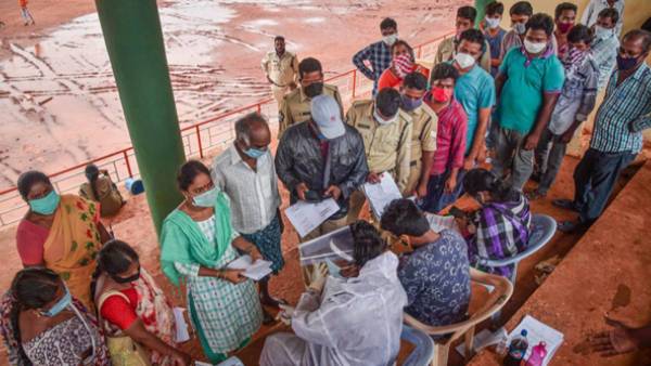 రాజీనామా చేస్తున్నట్టు ప్రకటించిన 76మంది వాలంటీర్లు