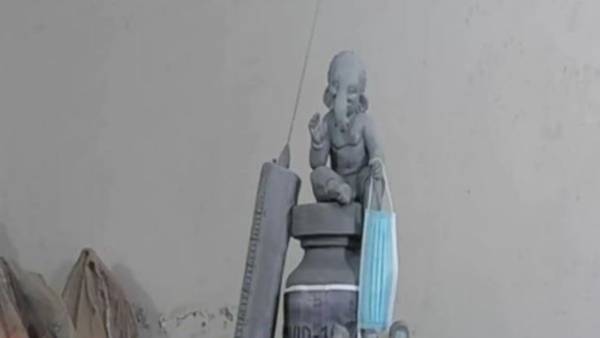  వ్యాక్సిన్ బాటిల్, సిరెంజీతో గణేశ, ఓ బేకరీలో వ్యాక్సిన్ బాటిల్ పై చాక్లెట్ గణేశ