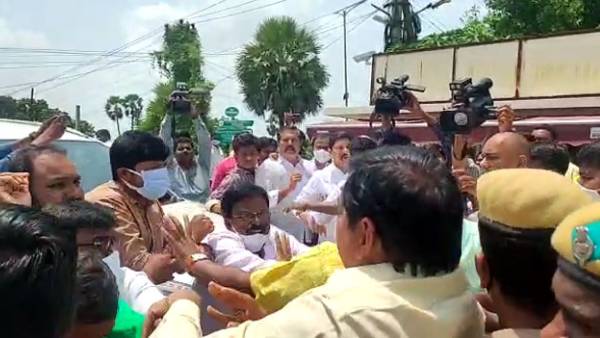 టీడీపీ వర్సెస్ వైసీపీ .. రాళ్ళ దాడి, పోలీసుల లాఠీ చార్జ్ 