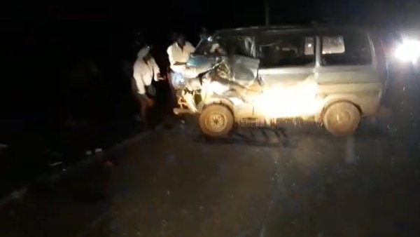 పోలీస్ స్టేషన్ కు వెళ్లిన యువకులు పోలీస్ స్టేషన్ కు వెళ్లిన యువకులు