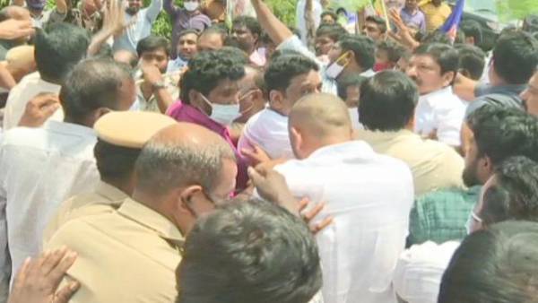 వైసీపీ గూండాల దాడి అంటూ టీడీపీ ధ్వజం .. జగన్ ఇల్లు ఇక్కడే అంటూ వార్నింగ్