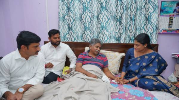 YSRTP Chief YS Sharmila meets MRPS leader Manda Krishna Madiga at his residence in Hyderabad YSRTP Chief YS Sharmila meets MRPS leader Manda Krishna Madiga at his residence in Hyderabad