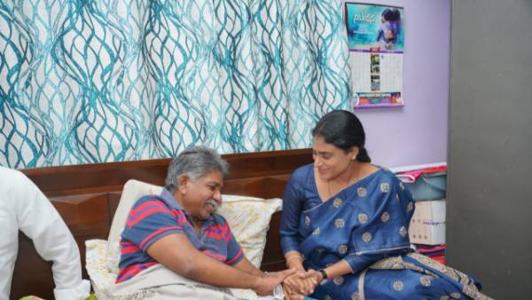 YSRTP Chief YS Sharmila meets MRPS leader Manda Krishna Madiga at his residence in Hyderabad YSRTP Chief YS Sharmila meets MRPS leader Manda Krishna Madiga at his residence in Hyderabad