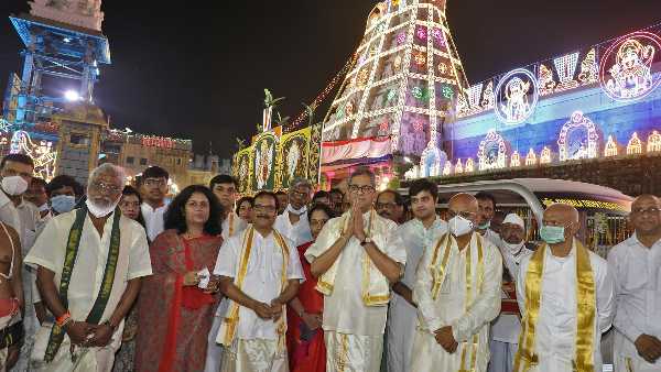 శ్రీవారిని దర్శించుకున్న సుప్రీం కోర్టు చీఫ్ జస్టిస్ ఎన్ వి. రమణ శ్రీవారిని దర్శించుకున్న సుప్రీం కోర్టు చీఫ్ జస్టిస్ ఎన్ వి. రమణ