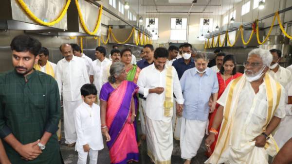  సీఎం వెంట టీటీటీ చైర్మన్, మంత్రులు