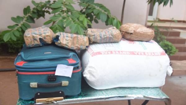 ట్రైన్ ద్వారా గంజాయి తరలిస్తున్న గ్యాంగ్ ను పట్టుకున్న పోలీసులు