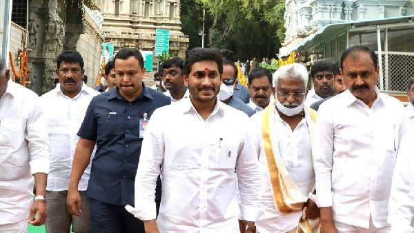 తరలి వచ్చిన నాయకులు, అధికారులు