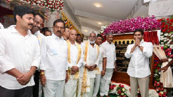 ఏడు కొండలకు సూచికగా ఏడు గోవులు, ఏడు దూడలు