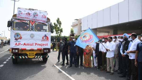 రాష్ట్రంలో డెయిరీలతో రైతుల అనుబంధం రాష్ట్రంలో డెయిరీలతో రైతుల అనుబంధం