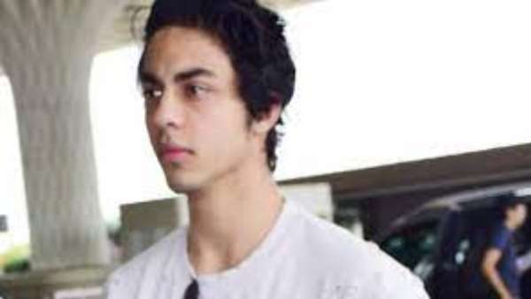  షారుక్ ఖాన్ కొడుకు ఫ్రెండ్ షూలో డ్రగ్స్ ప్యాకెట్ !