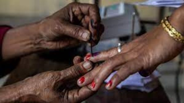 ఓటేసిన కాంగ్రెస్ అభ్యర్థి కమలమ్మ .. పోలింగ్ తీరుపై అసహనం ఓటేసిన కాంగ్రెస్ అభ్యర్థి కమలమ్మ .. పోలింగ్ తీరుపై అసహనం