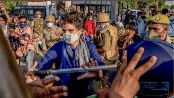 నానమ్మ ఇందిరలాగే గర్జించిన ప్రియాంక నానమ్మ ఇందిరలాగే గర్జించిన ప్రియాంక