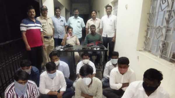  లాడ్జ్ లో గైడ్స్, ల్యాప్ టాప్ లు, ట్యాబ్ లు పెట్టుకుని ?