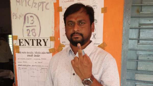 కొనసాగుతున్న పోలింగ్.. జమ్మికుంటలో ఉద్రిక్తత, వీణవంకలో ఆందోళన కొనసాగుతున్న పోలింగ్.. జమ్మికుంటలో ఉద్రిక్తత, వీణవంకలో ఆందోళన