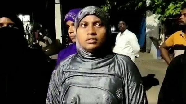 Guntur: parents protested in against a teacher who allegedly forced young girls to watch obscene videos Guntur: parents protested in against a teacher who allegedly forced young girls to watch obscene videos
