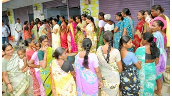 హుజురాబాద్ రాంపూర్ గ్రామంలో డబ్బుల కోసం రోడ్డెక్కి మరీ రాస్తారోకో