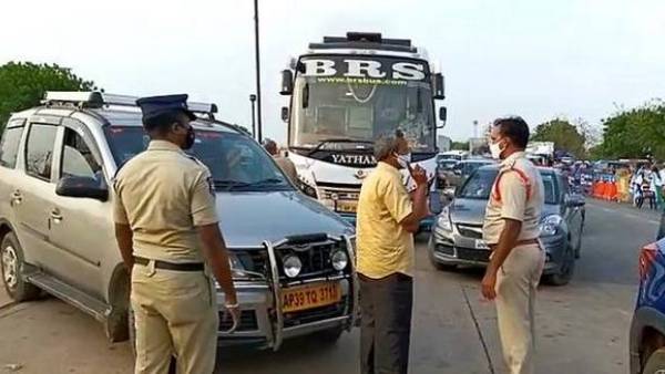 పోలీస్ కుక్కల హడావిడితో గందరగోళంలో గ్రామస్తులు పోలీస్ కుక్కల హడావిడితో గందరగోళంలో గ్రామస్తులు