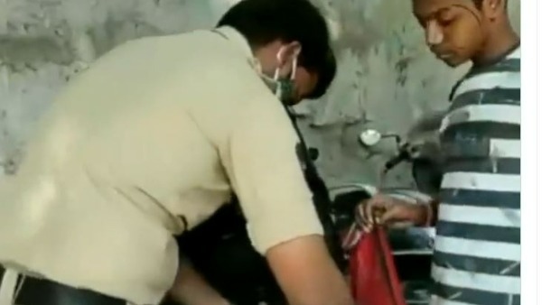 పోలీసులు వాహనాలు ఆపి మొబైల్స్ తనిఖీ చేస్తున్న వీడియో పోస్ట్ పోలీసులు వాహనాలు ఆపి మొబైల్స్ తనిఖీ చేస్తున్న వీడియో పోస్ట్