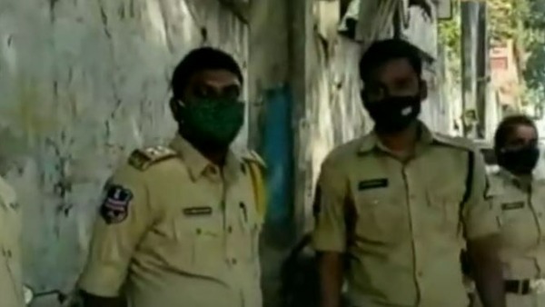 పోలీసుల మొబైల్ ఫోన్ తనిఖీలు .. డ్రగ్స్ , గంజాయి చాట్స్ కోసం .. వీడియో వైరల్ పోలీసుల మొబైల్ ఫోన్ తనిఖీలు .. డ్రగ్స్ , గంజాయి చాట్స్ కోసం .. వీడియో వైరల్