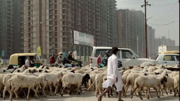  మర్యాదగా విల్లాను అమ్మేసి వెళ్లిపోండి