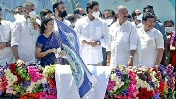 చెత్త సేకరణ వాహనాలను జెండా ఊపి ప్రారంభించిన జగన్ చెత్త సేకరణ వాహనాలను జెండా ఊపి ప్రారంభించిన జగన్